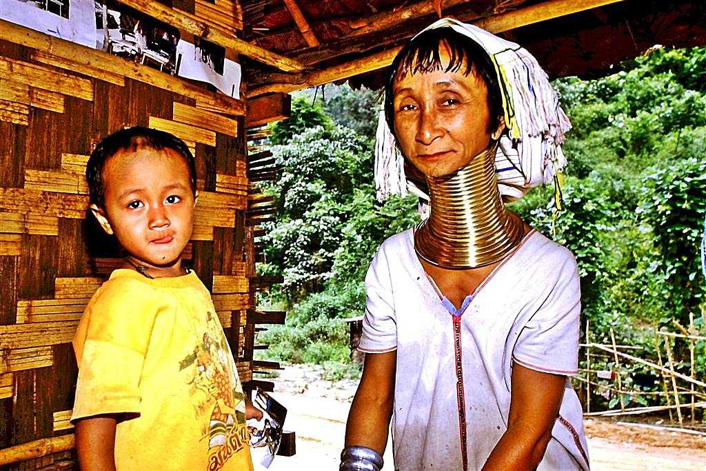 Où voyager en Thaïlande, que voir, que visiter ? 17 Femme Padaung avec un enfant